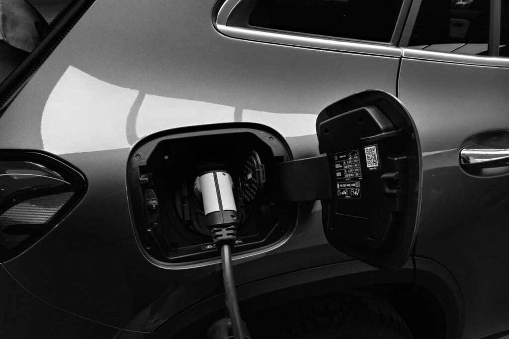 Conector enchufado a coche eléctrico durante proceso de carga bidireccional