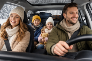 Mapa de electrolineras y coche eléctrico familiar cargando durante un viaje de invierno