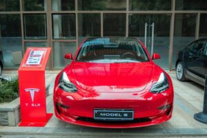 Tesla Model 3 rojo ejemplo de coches eléctricos más vendidos en España en 2026