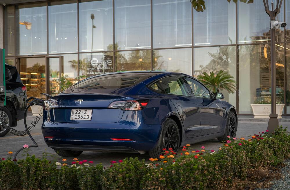 tesla model 3 azul cargando respondiendo a la pregunta cuánto cuesta cargar un Tesla Model 3 en casa