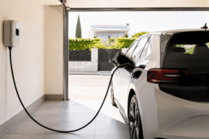 Coche conectado en casa durante un corte de luz cargando coche eléctrico